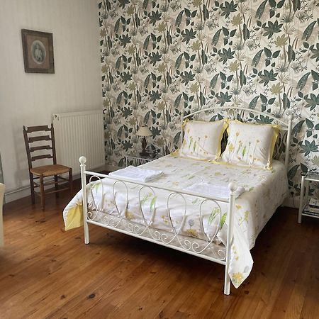 B&B Chambres D'Hotes Ferme Mahyas Saint-Jean-de-Savigny Exterior foto