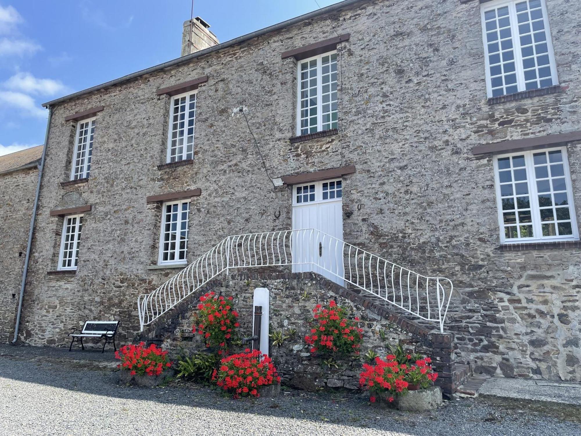 B&B Chambres D'Hotes Ferme Mahyas Saint-Jean-de-Savigny Exterior foto